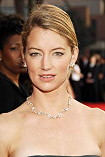 How tall is Cynthia Watros?